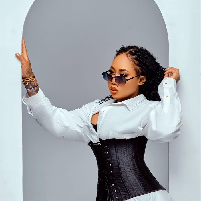 Amber Lulu – Anaiweka