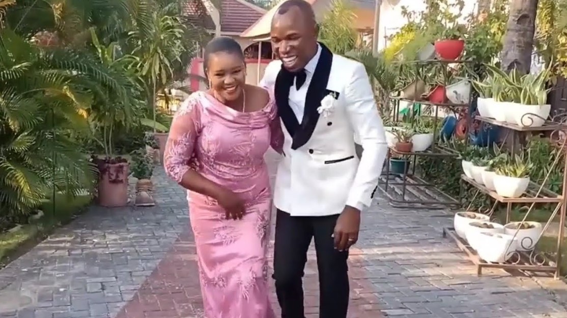 Sifaeli Mwabuka – Tulinde Baba (Nakupenda My Wife)