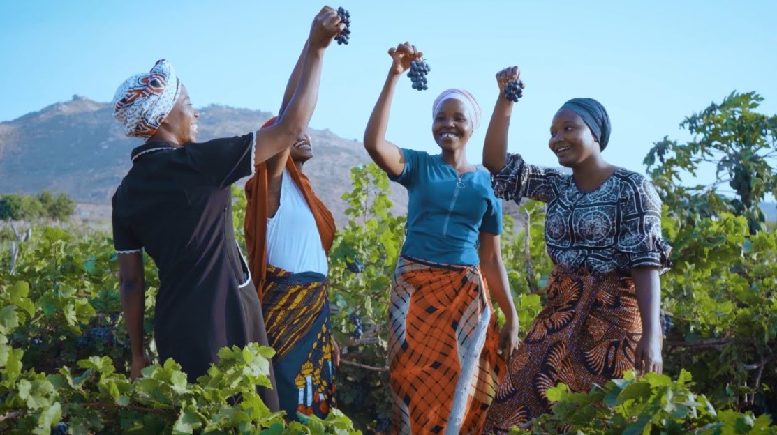 Jomireso Voices Ft Beda Andrew – Haina Tuzo