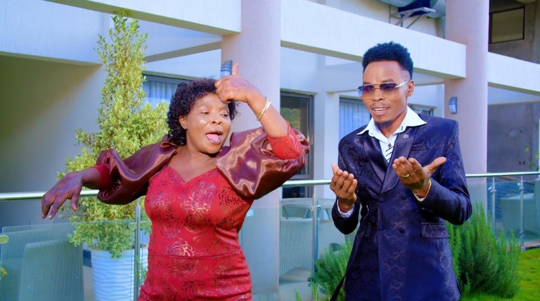 Rose Muhando Ft Stephen Kasolo – Mwaka Huu Official Music Cover