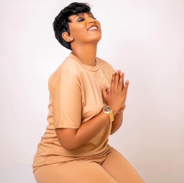 Bella Kombo – Nifinyange